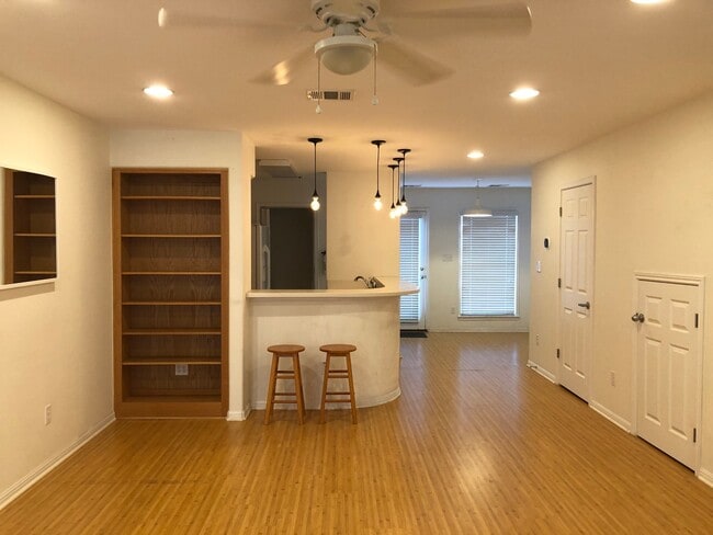 Building Photo - Great Close-In Condo