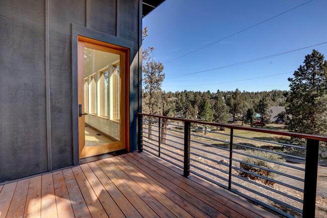 Building Photo - Gorgeous home close to downtown Tumalo