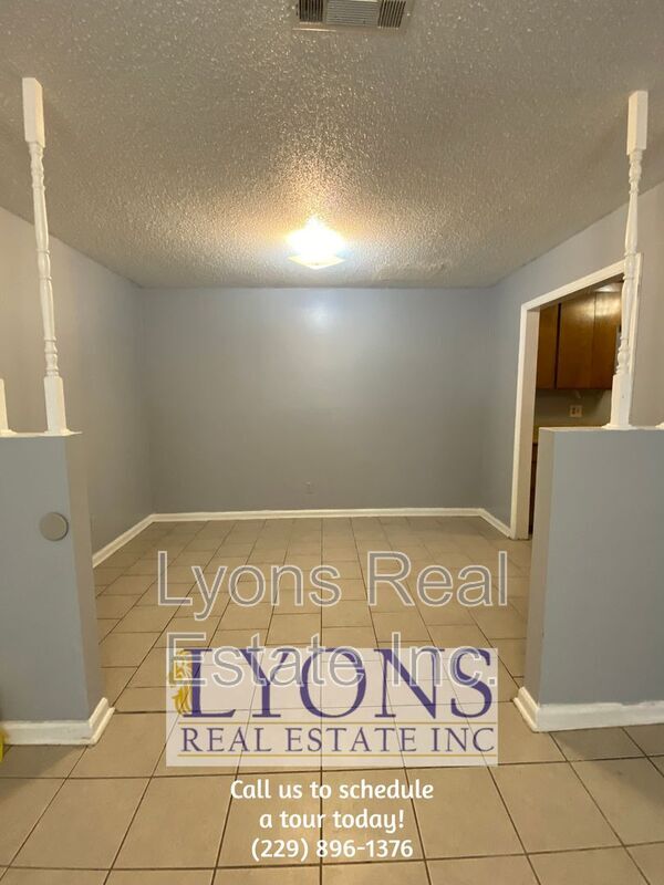 Building Photo - 1026 S Gordon Ave