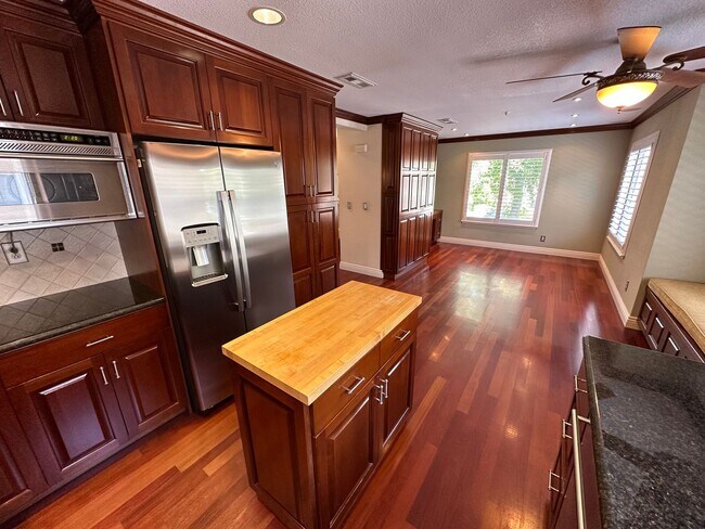 Building Photo - 3 Bed 2.5 Bath Townhouse W/ Garage