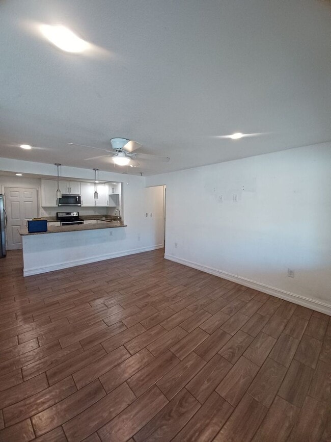 Building Photo - Priced to Rent 3/2 in Fort Myers