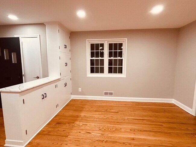 Building Photo - NICE  3BR RAMBLER CLOSE TO NIH