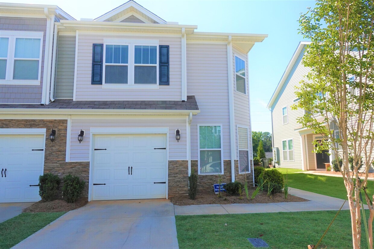 Foto principal - 409 Yellow Fox Rd