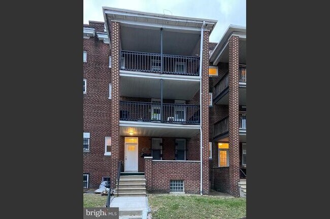Building Photo - 2440 Callow Ave