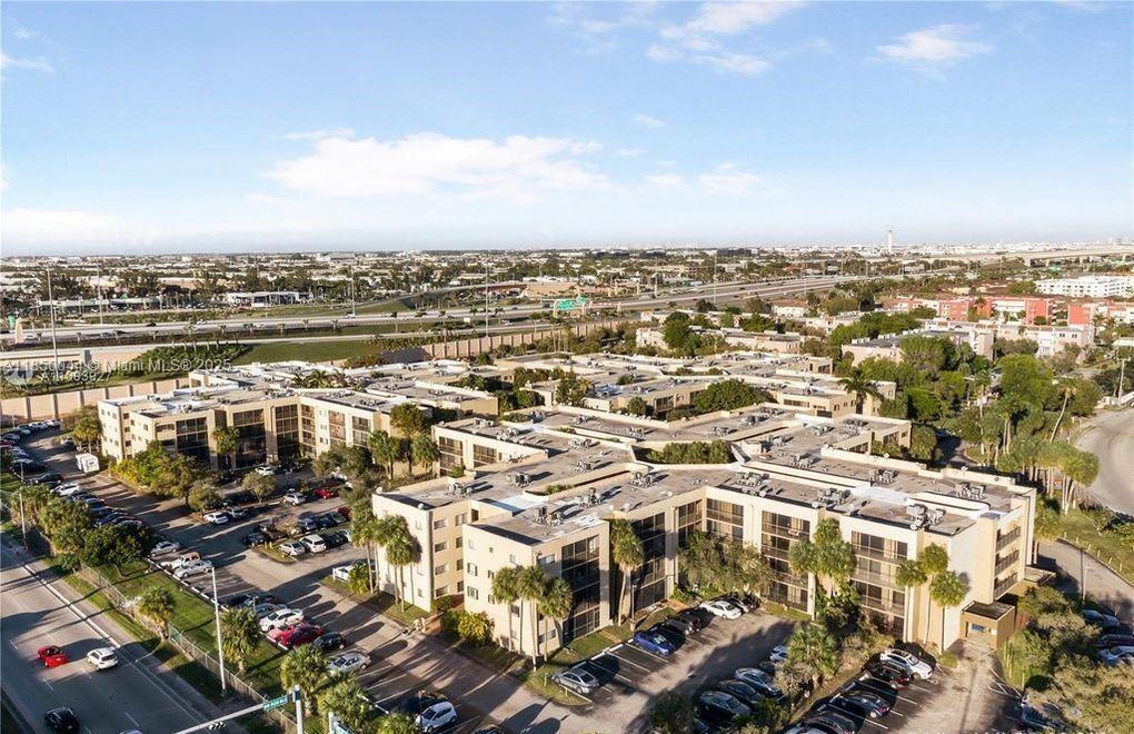 Foto principal - 8625 NW 8th St