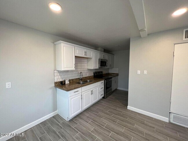 Building Photo - Beautifully Remodeled - Modern Duplex