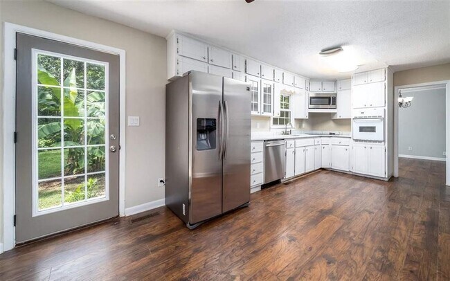 Building Photo - 4 bed & 2.5 bath with a pool