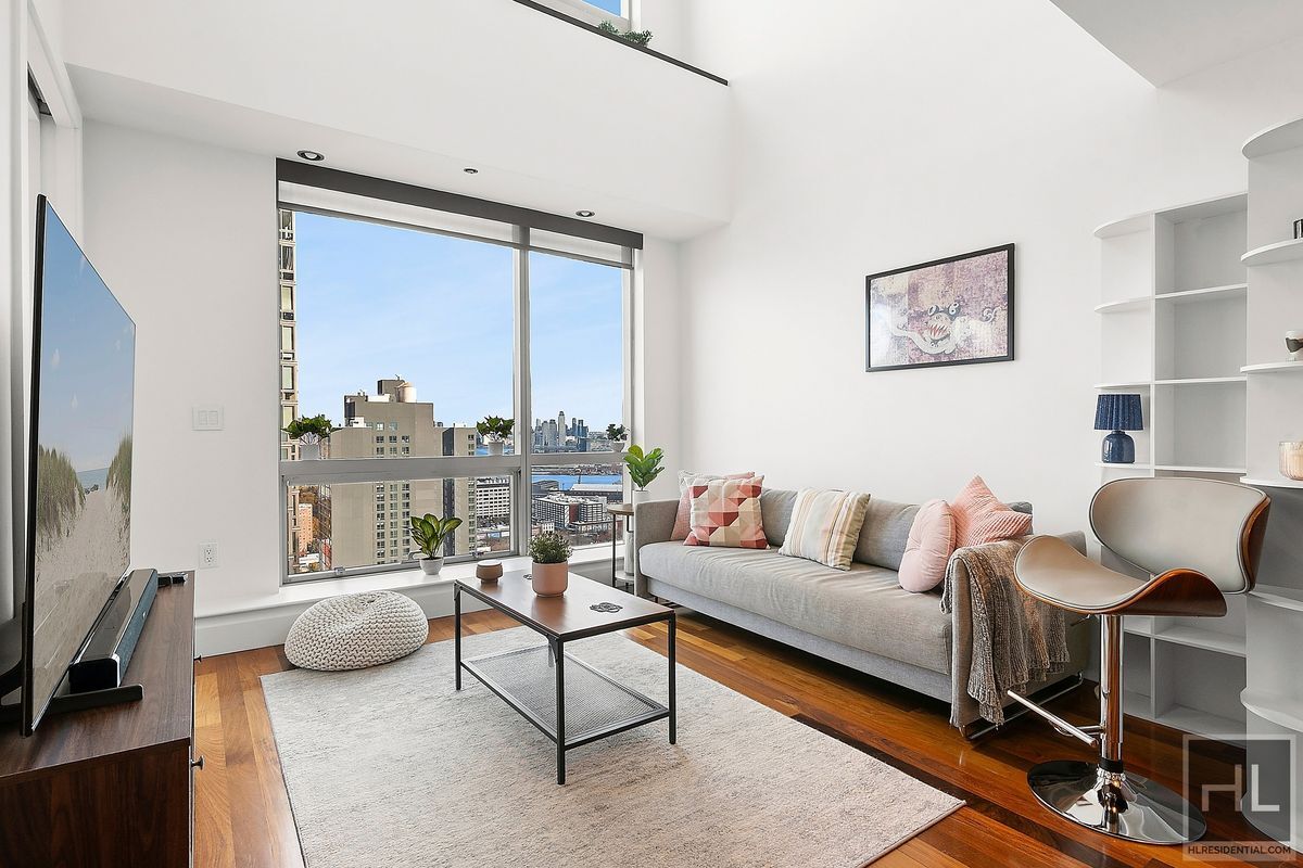 Foto principal - Furnished 2bed/2bath Penthouse w/Views