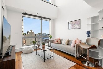 Building Photo - Duplex Penthouse with City and River Views + Pool