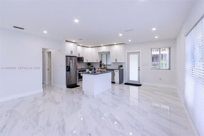 Foto del edificio - 320 NE 172nd St