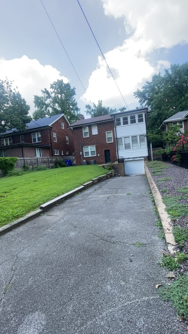 Foto del edificio - 6634 Pershing Ave