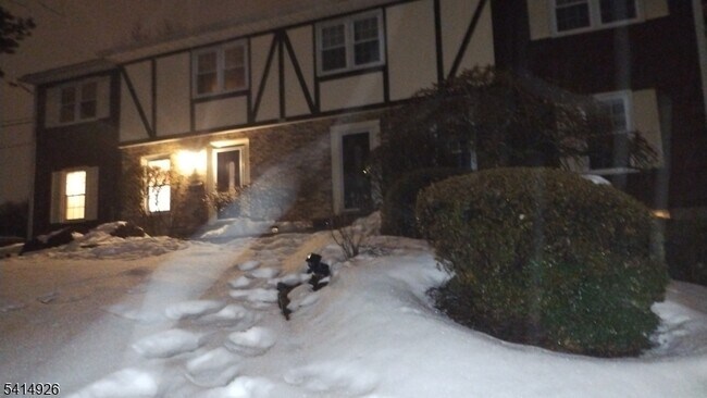 Foto del edificio - 822 Pompton Ave