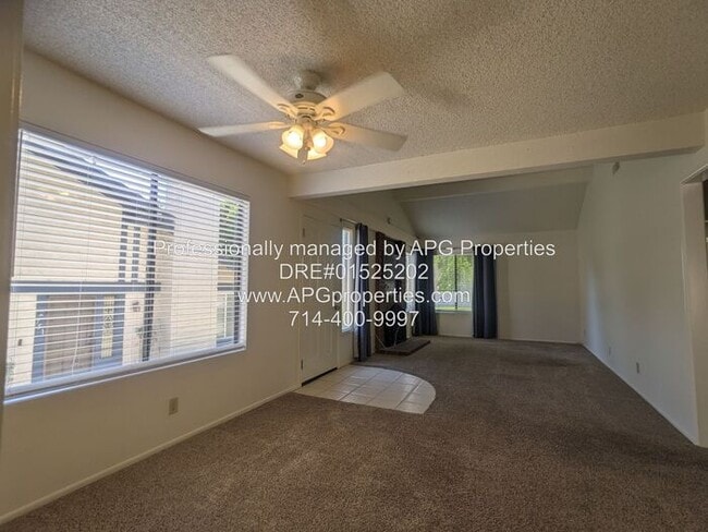 Building Photo - 2 Bedroom 2 Bathroom End Unit Townhouse in...