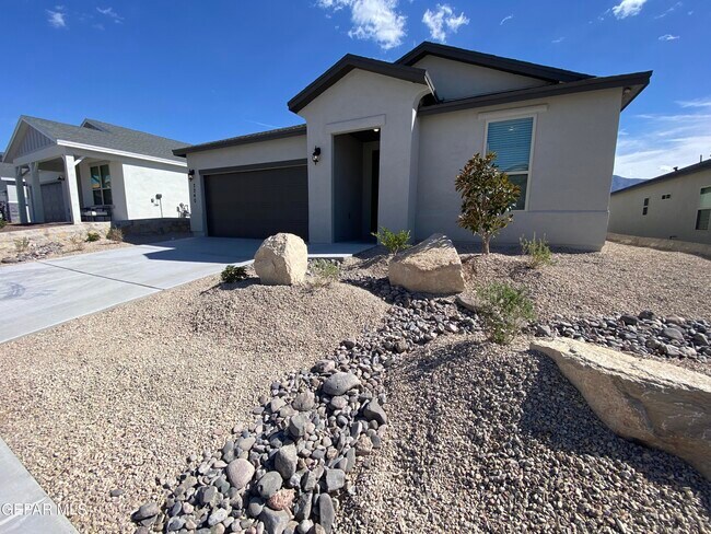 Building Photo - 2240 Small Mountain Pl