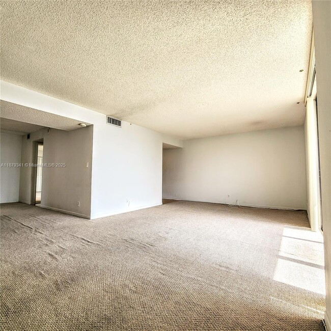 Building Photo - 18181 NE 31st Ct