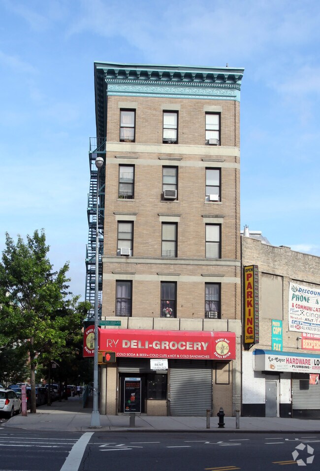 Foto del edificio - 301 W 121st St
