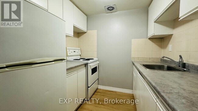 Photo du bâtiment - 1200-1200 Courtland Ave E