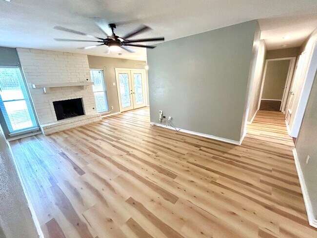 Foto del edificio - ** Application Received** AVAILABLE NOW! 3...