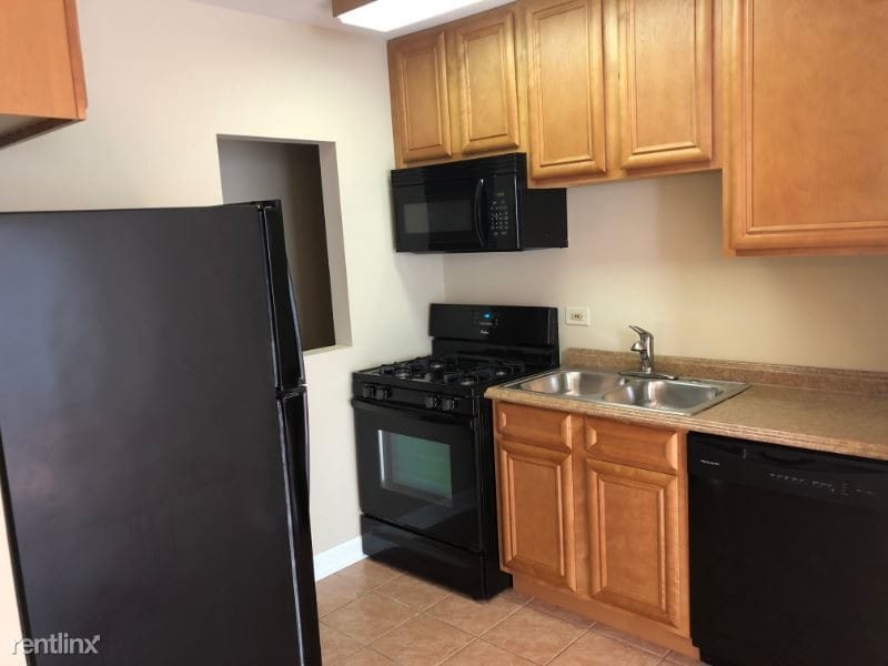 Foto del edificio - 100 Renaissance Blvd