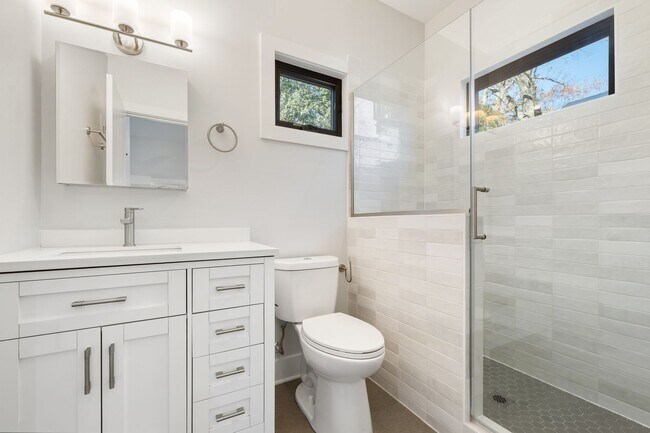 Building Photo - Modern and welcoming 3 bed 2.5 bath downtown retreat with second story balcony.