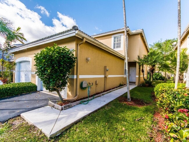 Building Photo - 1911 Madeira Dr