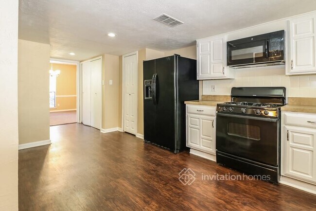 Building Photo - 5004 Stanley Dr