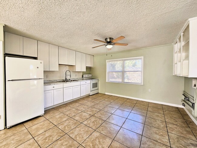 Building Photo - Welcome to a beautifully remodeled 2-Bedroom, 1-Bath in Mascotte, Florida, where modern comfort m...