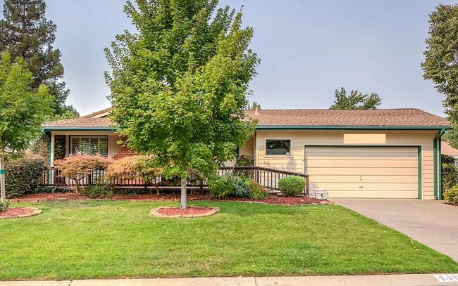 Large front yard and beautiful gardens - 4406 Alderwood Way