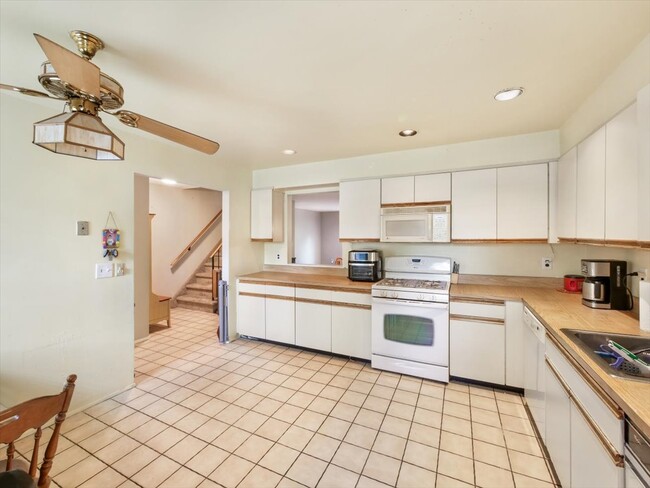 Building Photo - 427 Genesee Ct