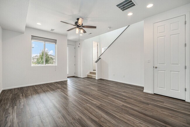 Foto del edificio - Spacious 3 bedroom home in the heart of Ly...