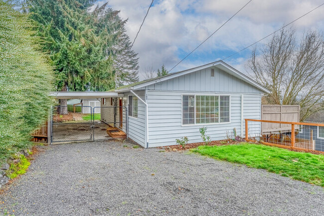 Building Photo - LARGE FOUR BEDROOM HOME WITH TWO KITCHENS