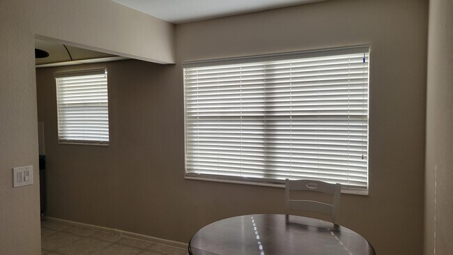 Building Photo - 612 Fanshaw O