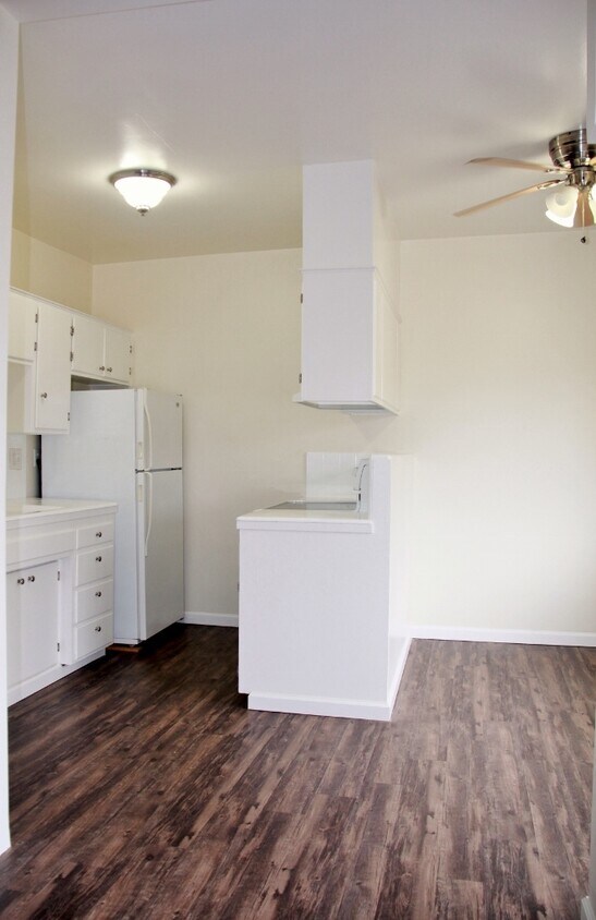 Building Photo - Large 2 Bed, 1 Bath in Beautiful Mission H...