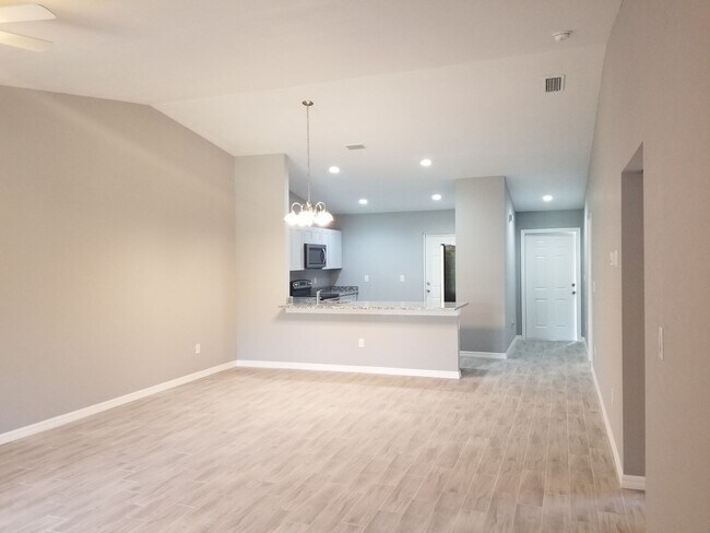 Building Photo - Spacious 3-Bedroom, 2-Bath Apartment with ...