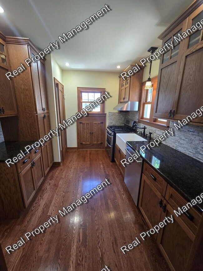 Building Photo - Charming Three Bedroom Ranch