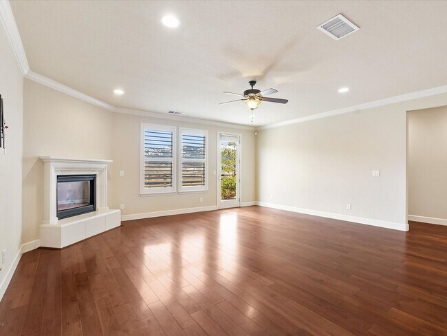 Foto del edificio - Located in the Exclusive Somersett Regency...