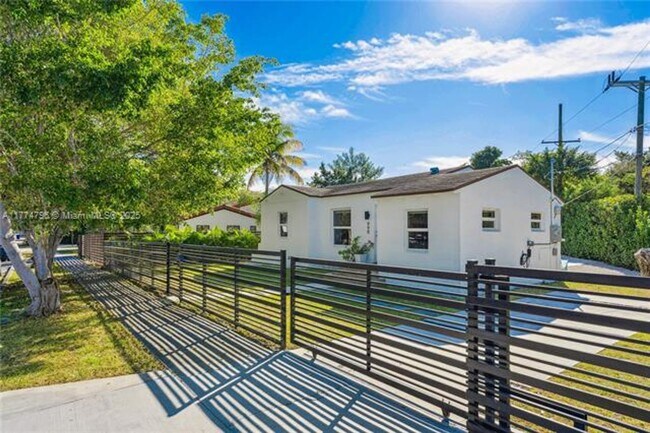Foto del edificio - 990 SW 11th St