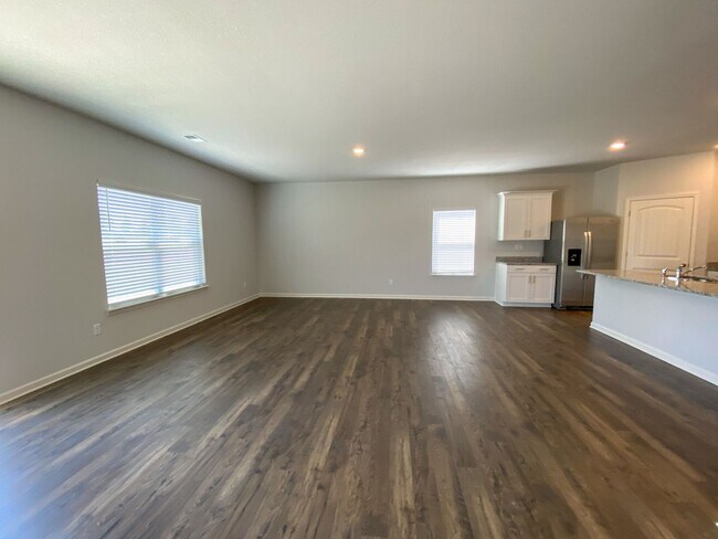 Foto del edificio - 4 bed 2 bath home built in 2023 in Somerville