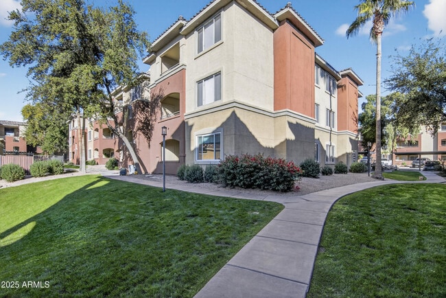 Foto del edificio - 5401 E Van Buren St