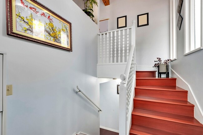 Building Photo - Spacious 7-Bedroom Family Home in Quiet Surrey Neighborhood with Excellent Amenities