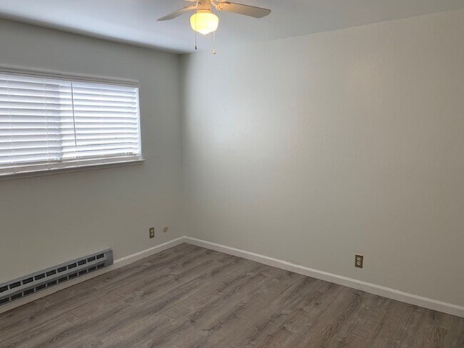 Foto del edificio - Bright Updated 2 Bedroom 1 Bath Mountain View End-Unit Condo