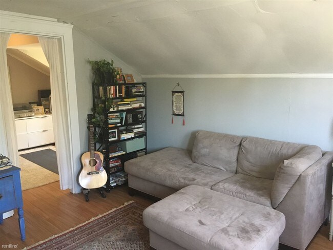 Foto del edificio - 1 br, 1 bath House - 3810B Baxter Ave