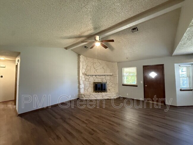 Building Photo - 4708 S Maple Ave