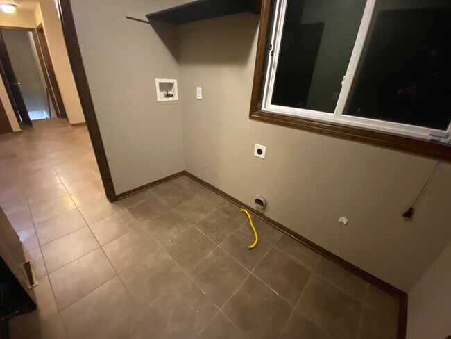 Foto del edificio - Gorgeous Elkhorn 4 Bed 3 Bath Home!