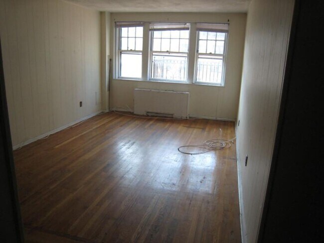 Building Photo - 3 bed steps from BC
