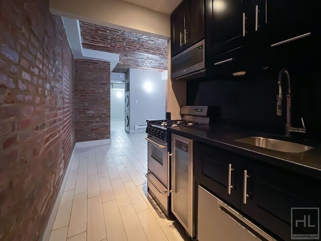 Building Photo - Charming Garden-Level Apartment with Priva...