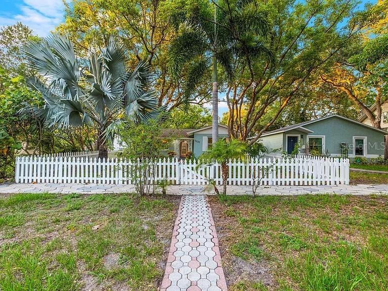 Foto principal - 5029 Burlington Ave N