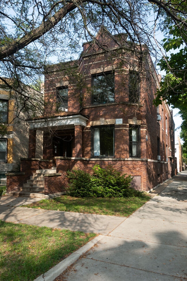 Foto del edificio - 2701 N. Troy/3120 W. Schubert