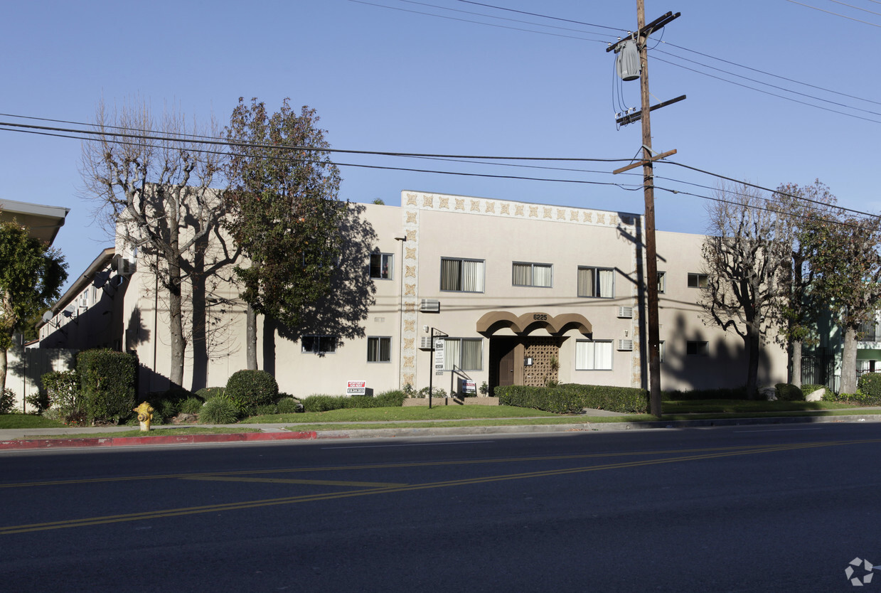 Building Photo - 6225 Reseda Blvd