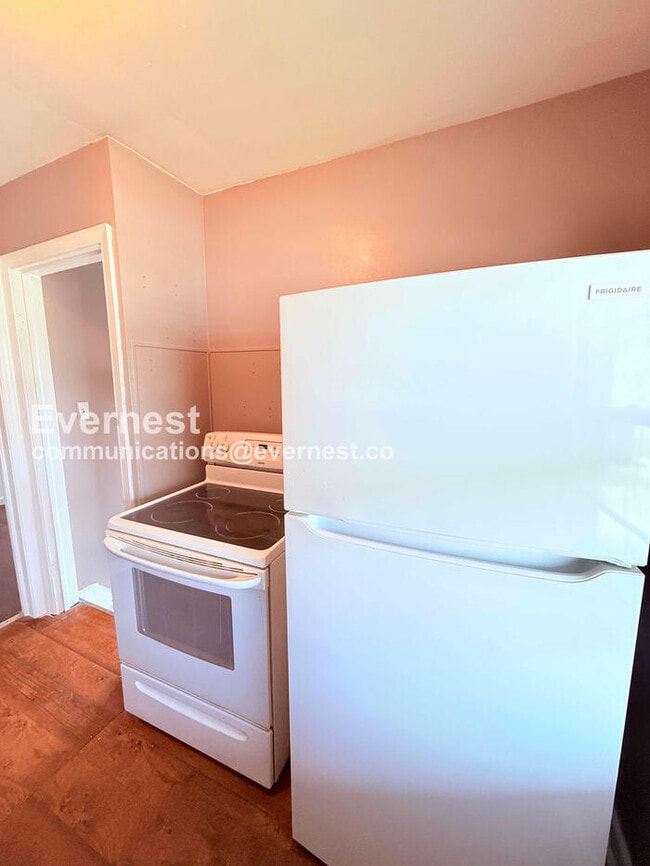 Building Photo - 3 Bed/1 Bath Home with Detached Garage / Vouchers Accepted / Available Now!